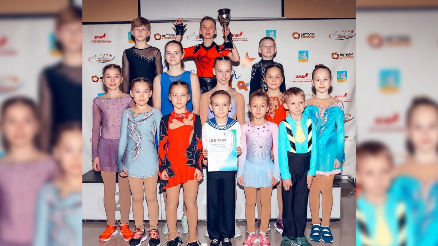Команда фигуристов в тройке сильнейших спортивных школ области