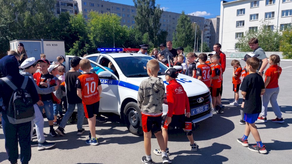 Сотрудники Госавтоинспекции рассказали о ПДД.
