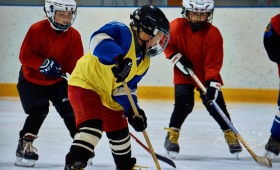 Тренировка маленьких хоккеистов