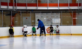 Тренировка маленьких хоккеистов