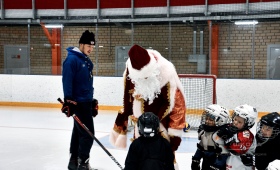 Тренировка маленьких хоккеистов