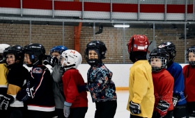 Тренировка маленьких хоккеистов