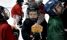 Тренировка маленьких хоккеистов