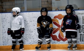 Тренировка маленьких хоккеистов