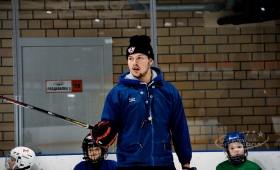 Тренировка маленьких хоккеистов