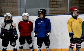 Тренировка маленьких хоккеистов