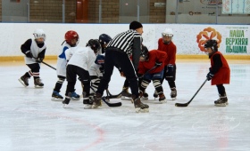Тренировка маленьких хоккеистов