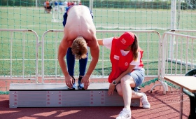 Вадим Онучин сдает норматив на гибкость