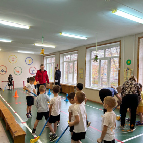 Уроки хоккея в ДС 22