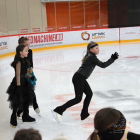 Новогодняя тренировка юных фигуристов