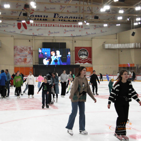 Ночное массовое катание на коньках