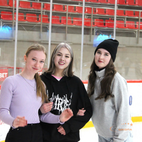 Ночное массовое катание на коньках