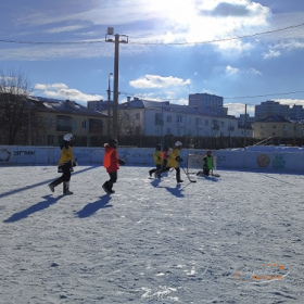 Школьная хоккейная лига на валенках