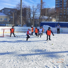 Школьная хоккейная лига на валенках