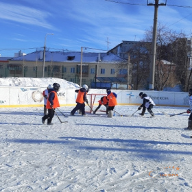 Школьная хоккейная лига на валенках