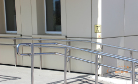 Вход для МГН (кнопка вызова)