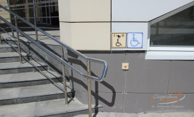 Вход для МГН (кнопка вызова)