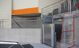 Подъемник на трибуны для МГН